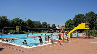 <p>Ein Schwimmer- und ein Nichtschwimmerbecken mit Rutsche und Sprungturm sorgen im Ilvesheimer Freibad für Abkühlung bei Jung und Alt.</p>