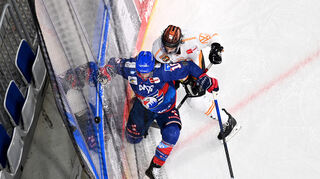 Adler Markus Eisenschmid (li.) im Duell mit Wolfsburgs Dominik Bittner.