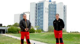 Die Notfallmediziner Matthias Münzberg (l.) und Johannes Horter stehen auf der Hubschrauber-Plattform der BGU in Ludwigshafen.