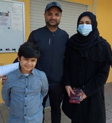 Anees Ghouri und seine Frau Iqra mit Sohn Saqib.