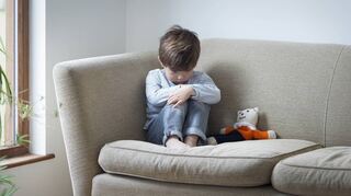 Auch psychische Misshandlungen – wie Isolierung und emotionale Kälte – rufen bei Kindern große Qualen hervor.