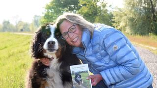 Elke Wiggert mit Hündin Lucy und dem Buch „So ein Hundeleben“.