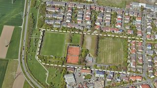 Auf der Otto-Bauder-Sportanlage (umrahmt mit der weiß gestrichelten Linie) soll ein Wohngebiet entstehen. Links ist die Umgehungsstraße zu sehen.