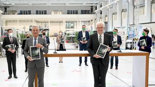 Ministerpräsident Winfried Kretschmann (r., Grüne) und CDU-Innenminister Thomas Strobl präsentieren in einer Forschungslandschaft ihren Koalitionsvertrag.