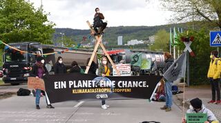Klima-Aktivisten blockieren die Zufahrt zum Leimener Zementwerk von HeidelbergCement.