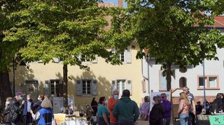 Mehr als 150 Menschen kamen zur Mahnwache mehrerer Bürgerinitiativen auf dem Rathausplatz.