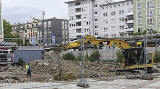 In die Baugrube am Berliner Platz ist Leben eingekehrt. Seit dieser Woche sind dort die ersten Bagger zugange.