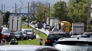 Zufahrten zur Adenauer-Brücke sind zurzeit verengt oder gesperrt.