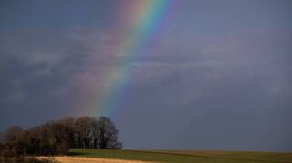 Der Regenbogen gilt als Symbol für Hoffnung und Neuanfang. Auch aus stürmischen Krisenzeiten können wir gestärkt hervorgehen.