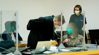 Eine der Angeklagten spricht während des Prozesses am Landgericht Heidelberg mit ihrem Anwalt. Links im Hintergrund sitzt die zweite Angeklagte.
