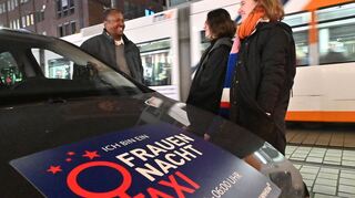 Am besten bewertet und bekannt: Eingeführt als Präventionsmaßnahme, damit sich Frauen nachts sicherer fühlen, ist das Frauen-Nachttaxi ein Erfolgsmodell.