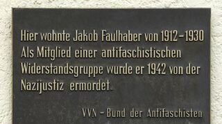 Die Tafel erinnert an Jakob Faulhaber.