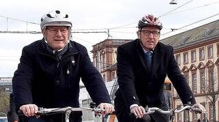 Verkehrswende (v.l.): Minister Winfried Hermann (Grüne) und Oberbürgermeister Peter Kurz (SPD) 2017 auf dem Radweg in der Bismarckstraße.