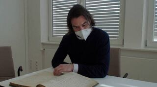 Redakteur Stephan Alfter bei der Archivrecherche im Bistum Speyer. Er recherchierte gemeinsam mit Reporter Dennis Leiffels.
