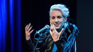 Kritiker werfen ihr antisemitische Klischees vor: Sie würden Auftritte der Kabarettistin Lisa Eckhart (hier bei der Verleihung des Deutschen Kabarett-Preises 2017) am liebsten verbieten.