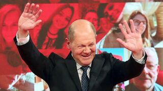 Olaf Scholz jubelt auf dem digitalen SPD-Parteitag, nachdem ihn die Delegierten zum Kanzlerkandidaten nominiert haben.