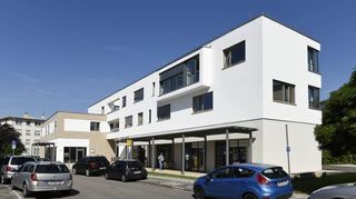 In der Lessingstraße verbindet dieser Neubau ein gemeindepsychiatrisches Zentrum mit Nahversorgungsmöglichkeiten.