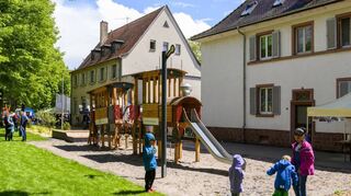 Ein Grünstreifen in der Josef-Schmitt-Straße ist mit Sitzbänken und neuen Spielge-räten zu einem Aufenthaltsbereich für alle Generationen aufgewertet worden.