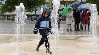 Wasserspiele am Berliner Platz: Der vom Speyerer Künstler Franz Müller-Steinfurth gestaltete Brunnen zieht schon bei seiner Einweihung 2013 Kinder an.