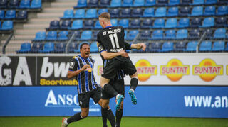 Dominik Martinovic springt Stefano Russo, Torschütze zum 2:0, freudig in die Arme. Anton Donkor ist ebenso begeistert.
