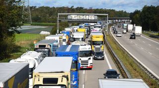 Am Stauende – wie hier auf der A 6 – kommt es immer wieder zu schweren Unfällen. Die „Max-Achtzig-Kampagne“ will das europaweit verhindern.