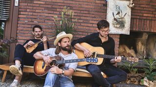 Frontmann der Mighty Oaks und zurzeit einer der Hauptdarsteller bei „Sing meinen Song“: Ian Hooper (Mitte) mit seinen Bandkollegen Craig Saunders (links) und Claudio Donzelli.