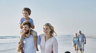 Gemeinsam mit den Kindern sowie Oma und Opa Urlaub machen: nach Monaten der Corona-Isolation ein schöner Gedanke.