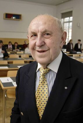 Bleibt so in Erinnerung: Hans Raffée 2010 an der Universität.