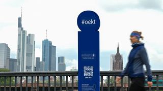 Großformatige Buchstaben in der ganzen Stadt machen auf den Ökumenischen Kirchentag in Frankfurt aufmerksam.