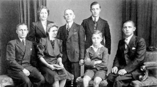 Familie des Autors Anfang der 1930er Jahre: Der Vater steht nicht nur optisch im Zentrum – ein Rollenverständnis, wie es bis in die 1970er Jahre vorherrscht.