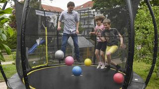 Das neue Trampolin ist der heimliche Star bei Familie Hofherr. Papa Sebastian (v.l.), Lena und Jan denken sich dabei auch immer wieder neue Spiele aus.