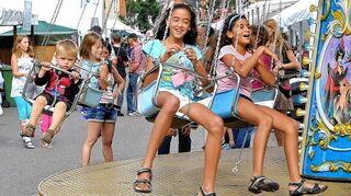 <p>Die jungen Damen haben Spaß im Karussell, dem kleinen Herrn links scheint es ein bisschen zu flott zu sein.</p>