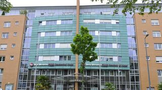 Aus nach 20 Jahren: Das Steubenhof-Hotel in der Steubenstraße mit Restaurant und fünf Tagungsräumen bleibt auf Dauer geschlossen. Es wird für vier Millionen Euro umgebaut zum Pflegeheim.