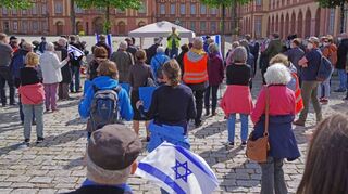Im Ehrenhof des Mannheimer Schlosses zeigten am Sonntag rund 300 Menschen ihre Solidarität mit Israel.