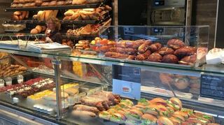 Beim Blick auf die Auslage in der Theke bekommt man direkt Appetit.