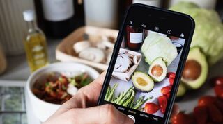 Via Zoom-Videokonferenz lernen die Teilnehmer in den unterschiedlichen Kochkursen unter anderem Sushi herzustellen. Aber auch verführerische indische Gerichte und leckere Pizza stehen auf dem Plan.