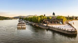 Das deutsche Eck in Koblenz wird bei einer Schifffahrt erkundet.