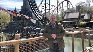 Verwaltungsleiter Bernd Beitz vor dem neuen Wickie-Land, das noch nicht eröffnet werden konnte.