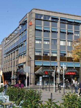 Dieses Haus der Sparkasse soll komplett abgerissen werden.