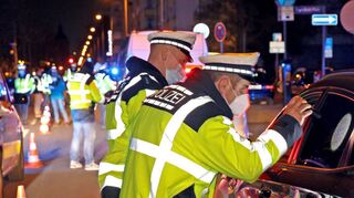 Auch die nächtliche Ausgangssperre (hier eine Kontrolle in der Augustaanlage) könnte am Sonntag enden.