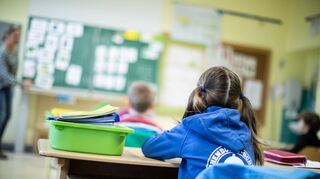 In den meisten Bundesländern liegt die Wahl der weiterführenden Schule bei den Eltern – in Bayern, Brandenburg und Thüringen entscheiden die Lehrer.