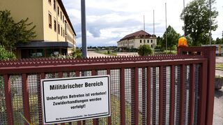 Eingang zu den Hammonds-Barracks: Das Gebäude links wird früher frei als geplant. Die Bundeswehr will es nun spätestens Anfang 2022 freigeben.