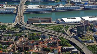 Die Hochstraße Nord wird durch eine ebenerdige Stadtstraße ersetzt, das Rathaus-Center (rechts) muss weichen – damit verbunden sind viele Fragen.