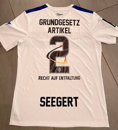 SVW-Trikot mit Grundgesetz-Artikel (vereinfacht ausgedrückt).