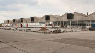 Die große Produktionshalle (das obere Bild zeigt das Innere der Halle) ist ebenso als Kulturdenkmal ausgewiesen wie die Sozial- und Werkstatträume (unten).