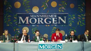 Erstes „MM“-Wahlforum zur Bürgermeisterwahl in der Strahlenberger Turnhalle 1997 (v. l.): Gisela Reinhard (Grüne), Amtsinhaber Peter Riehl (unterstützt von CDU und Freien Wählern), Redakteure Klaus Neumann und Konstantin Groß, Detlev Leissner (SPD), Valentin Erasmus (unabhängig, aber unterstützt von der FDP).