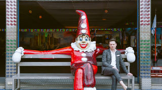 Sage noch einer,
Konstantin Gropper habe
keinen Humor: Auf Kuschelkurs
mit diesem Clown warb er für das
Get-Well-Soon-Album „The Horror“ (2018).