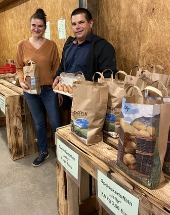 Die Landwirte Silke und Georg Koch in ihrer Kartoffelscheune, die zu einem Hofladen ausgebaut werden soll.
