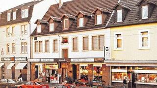 Rheinaus Relaisstraße in den 1990er Jahren, also zum Zeitpunkt der Mannheimer „Spiegel-Affäre“: Von Porsches und Ferraris ist nichts zu sehen.
