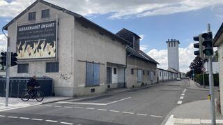 Die beiden vorderen Hallen gehören Rüdiger Engert, das Grundstück ist aber im Besitz der Stadt. Engert will sie kulturell nutzen. Die restlichen Hallen bis zum Blumengeschäft sollen nach dem Willen der Stadtverordneten Platz machen für eine Wohnbebauung. Ob der markante Siloturm stehen bleibt, hängt vom Konzept des Investors ab.